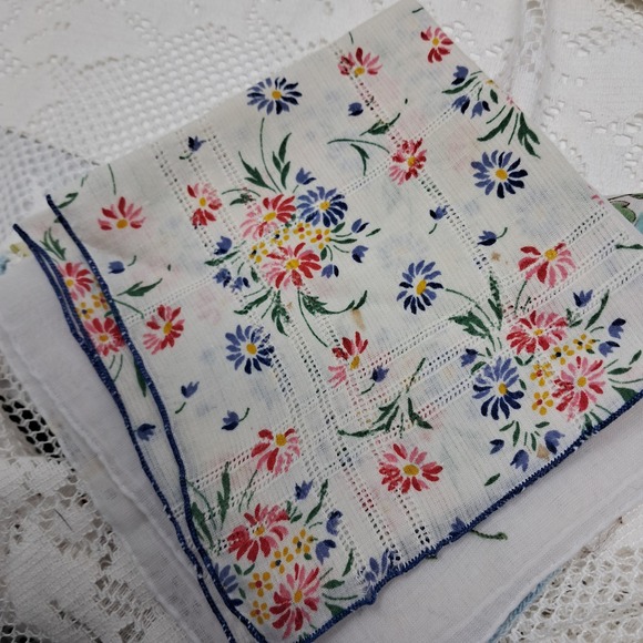 Vintage Hankies Lot Floral Embroidered Handkerchiefs Cotton Pocket Square Set - Picture 6 of 9